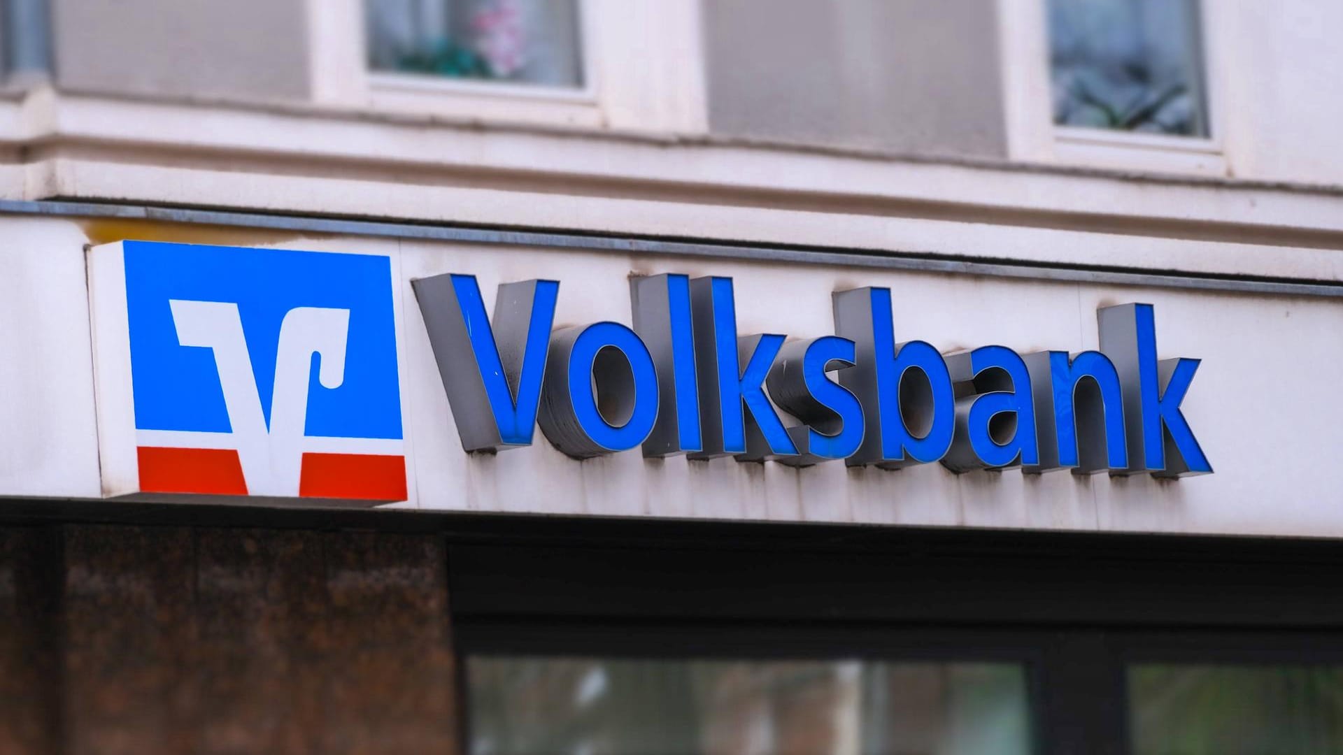 Volksbank-Filiale (Symbolbild): Die Volksbank Rhein-Lippe verlangte von bestimmten Girokontokunden ein Verwahrentgelt von 0,5 Prozent pro Jahr.