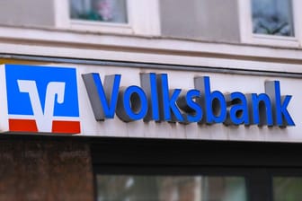 Volksbank-Filiale (Symbolbild): Die Volksbank Rhein-Lippe verlangte von bestimmten Girokontokunden ein Verwahrentgelt von 0,5 Prozent pro Jahr.