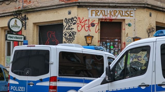 Polizeifahrzeuge und Beamte während der Durchsuchungen im Leipziger Stadtteil Connewitz. Polizeifahrzeuge und Beamte während der Durchsuchungen im Leipziger Stadtteil Connewitz.