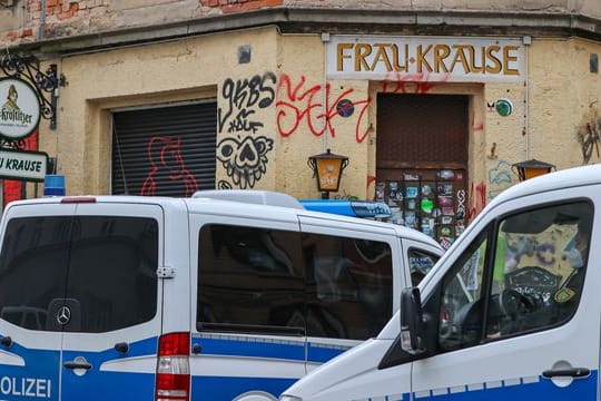 Polizeifahrzeuge und Beamte während der Durchsuchungen im Leipziger Stadtteil Connewitz.