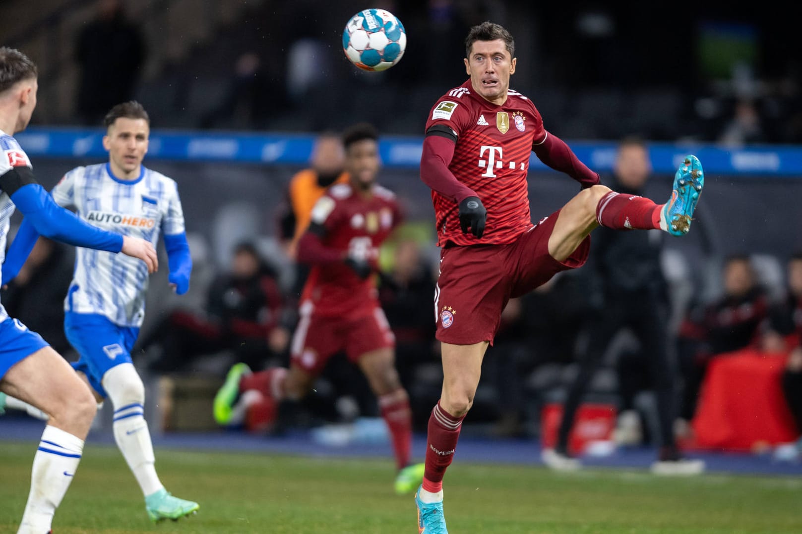 Letztes Spiel vor der Pause: Am Sonntagabend schlug der FC Bayern mit Robert Lewandowski (hier gegen Gechter (l.) und Pekarik) Hertha BSC mit 4:1. Weiter geht es in der Bundesliga erst am 4. Februar.