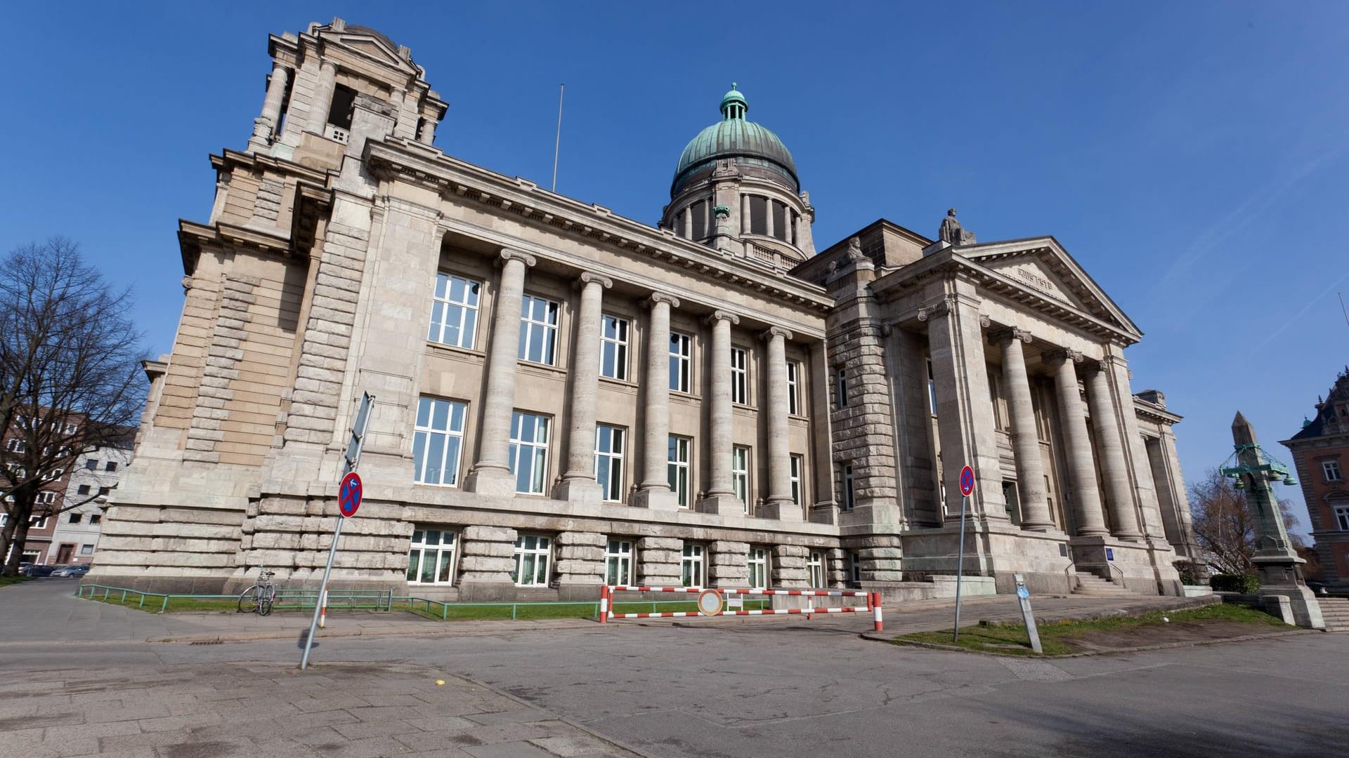 Hanseatisches Oberlandesgericht (Archivbild): Der Frau wird unter anderem vorgeworfen, sich dem IS angeschlossen zu haben. Hanseatisches Oberlandesgericht (Archivbild): Der Frau wird unter anderem vorgeworfen, sich dem IS angeschlossen zu haben.