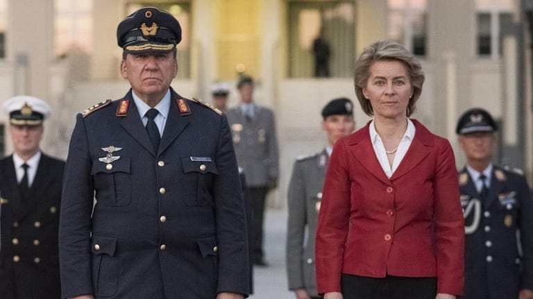 Großer Zapfenstreich für Generalleutnant Müllner 2018: Der ehemalige Inspekteur der Luftwaffe arbeitet als Unternehmensberater im Bundestag.