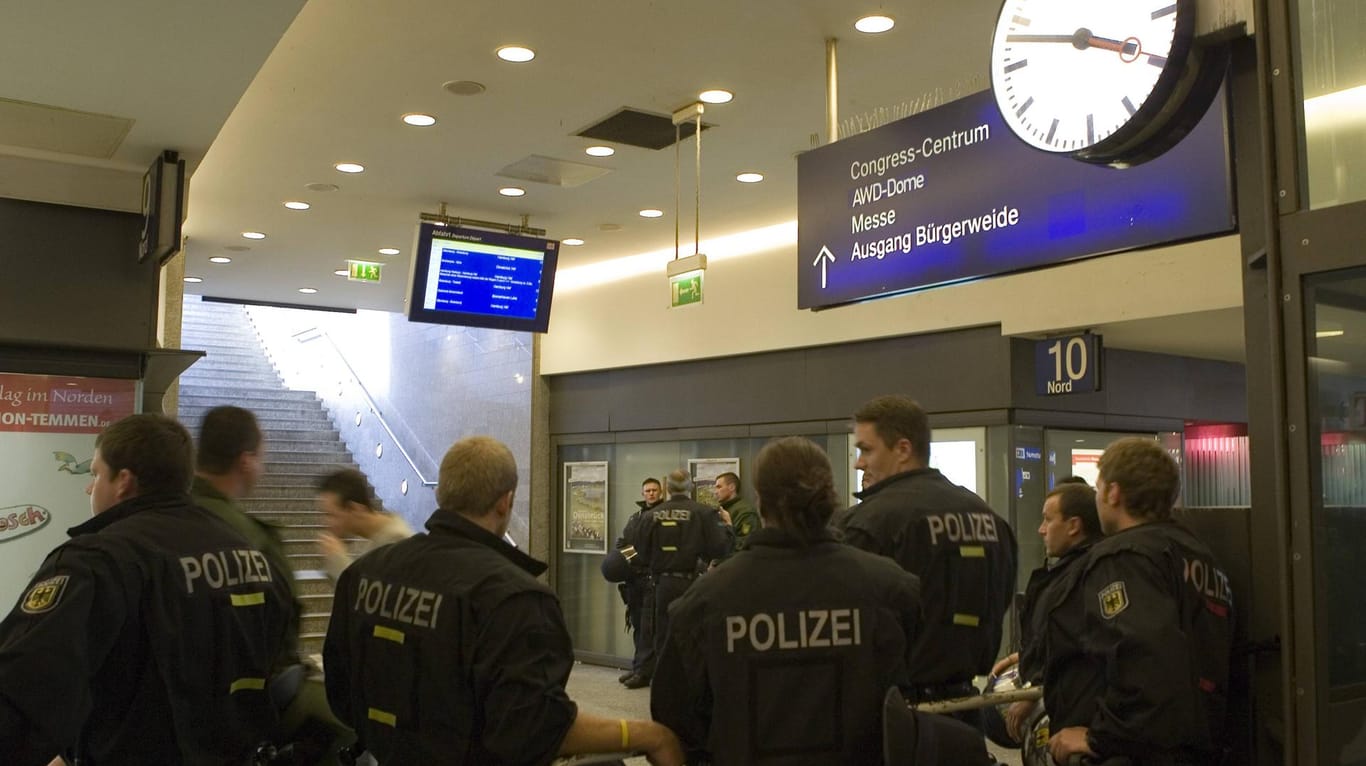 Polizisten warten am Bremer Hauptbahnhof (Archivbild): Mit Polizeipräsenz allein werde man die Probleme nicht lösen können, ist sich Innensenator Mäurer sicher.