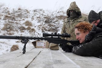 Schießtraining von Zivilisten in Lviv: Die ukrainische Armee schult aktuell viele Nichtsoldaten für den Fall eines Angriffs von Russland. (Symbolfoto)