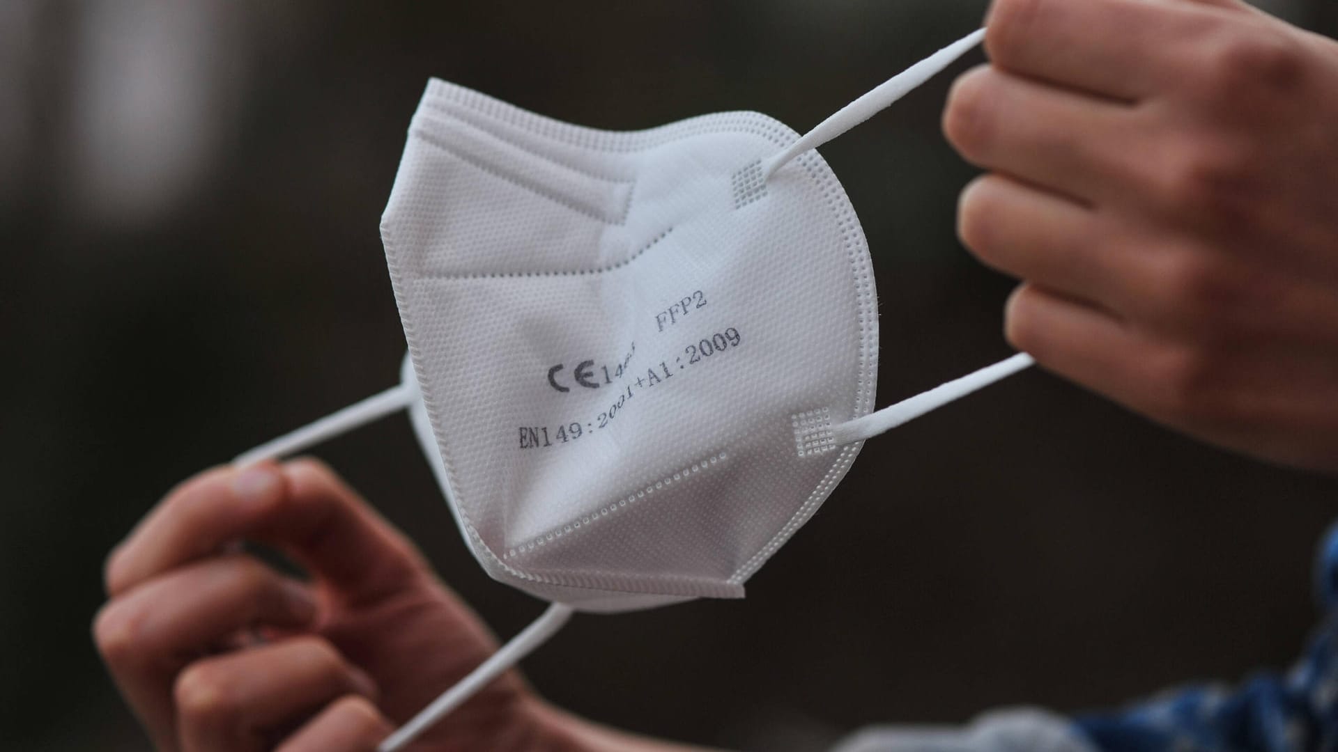 Eine Person hält eine FFP2-Maske in den Händen (Symbolbild): Bremen legt beim Schutz der Bevölkerung nach. Eine Person hält eine FFP2-Maske in den Händen (Symbolbild): Bremen legt beim Schutz der Bevölkerung nach.