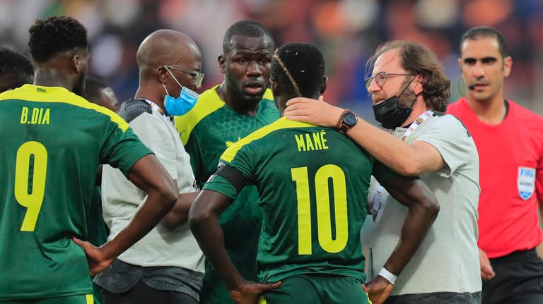 Sadio Mané wird von den Ärzten des senegalesischen Teams behandelt.