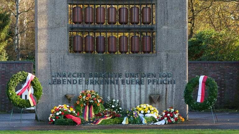 Kranzniederlegung am Mahnmal für die Opfer nationalsozialistischer Verfolgung auf dem Friedhof Ohlsdorf: Hamburg gedenkt der Opfer von Krieg und Gewalt.