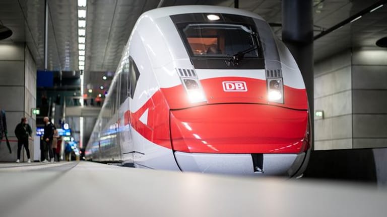 Die Deutsche Bahn hat wegen der Omikron-Welle ihr Angebot im Fernverkehr leicht reduziert.