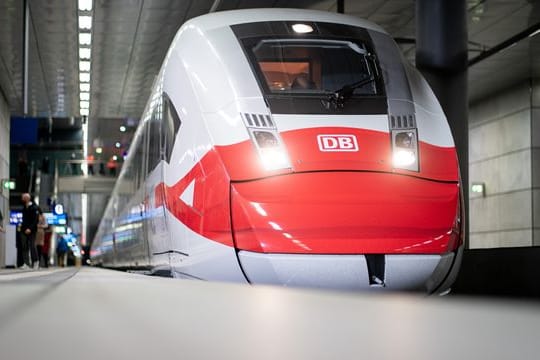 Die Deutsche Bahn hat wegen der Omikron-Welle ihr Angebot im Fernverkehr leicht reduziert.