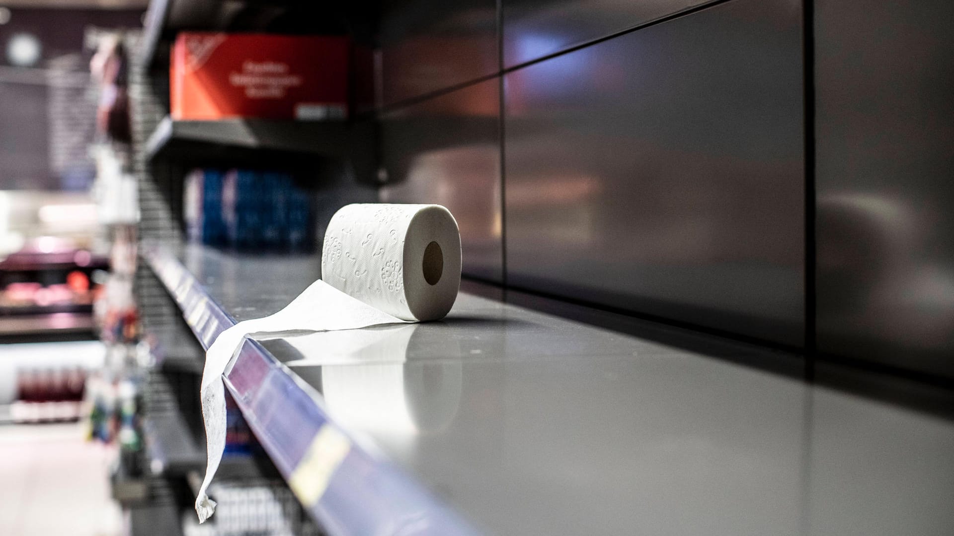 Ausverkauft (Symbolbild): Zu Beginn der Corona-Pandemie wurde vor allem Toilettenpapier zur Mangelware.