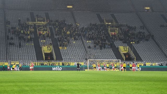 In NRW dürfen aktuell nur 750 Zuschauer in ein Stadion.
