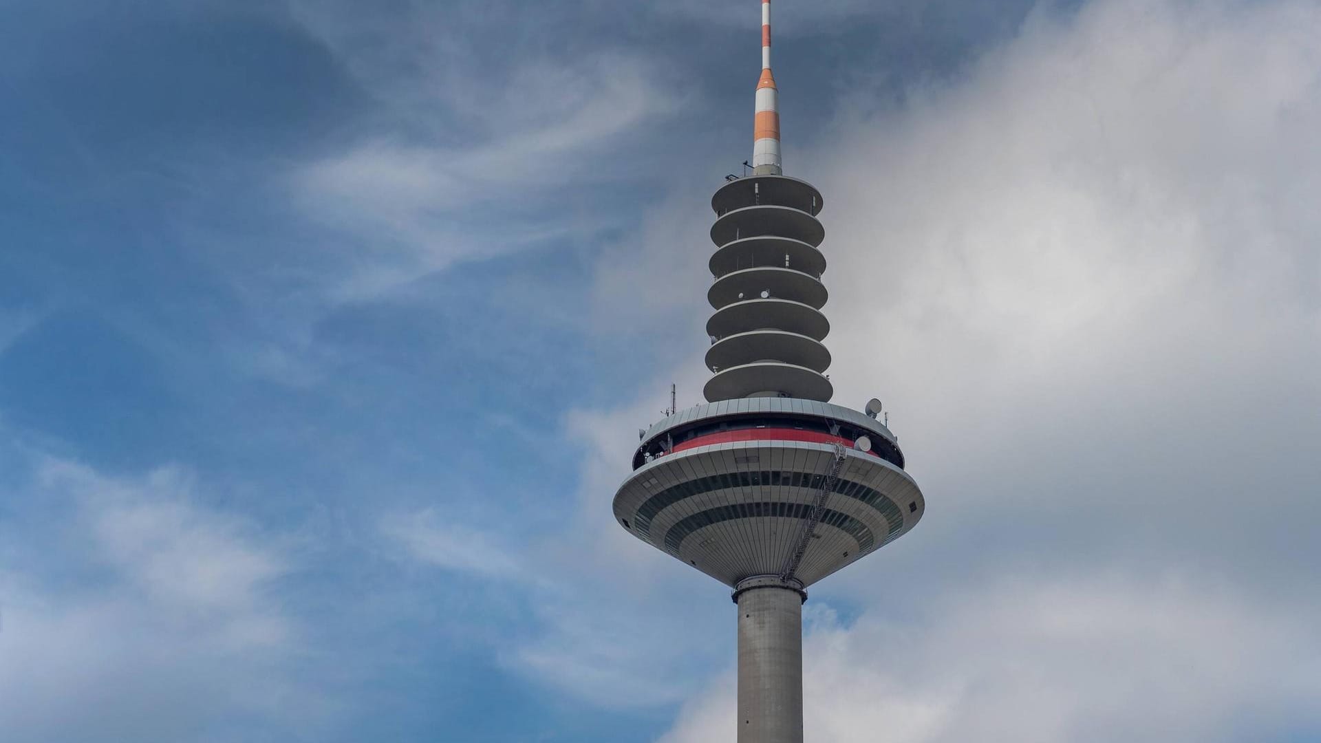 Europaturm in Frankfurt am Main (Symbolbild): Anlässlich des Holocaust-Gedenktags soll der "Ginnheimer Spargel" gelb leuchten. Europaturm in Frankfurt am Main (Symbolbild): Anlässlich des Holocaust-Gedenktags soll der "Ginnheimer Spargel" gelb leuchten.