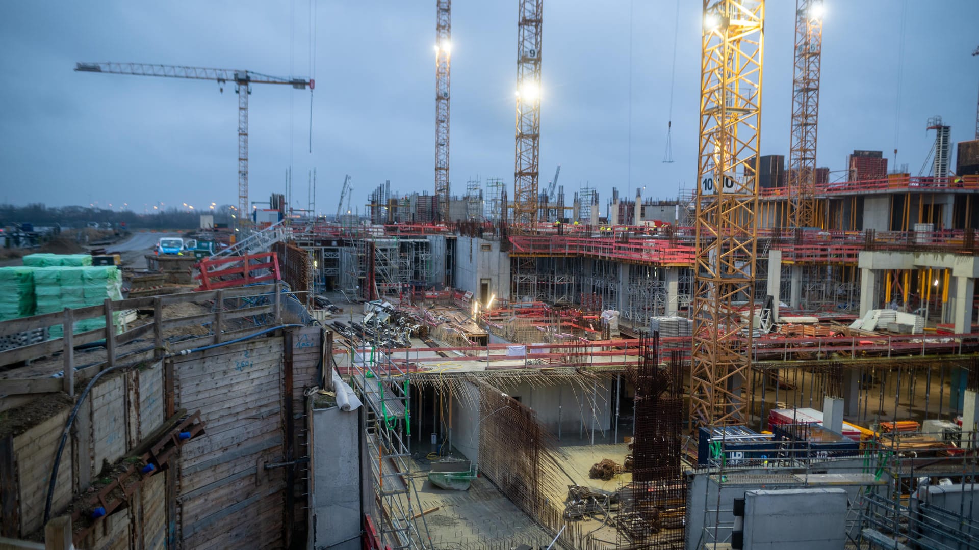 Die Baustelle in der Hafencity: Der Mann war direkt nach dem Sturz nicht mehr ansprechbar. Die Baustelle in der Hafencity: Der Mann war direkt nach dem Sturz nicht mehr ansprechbar.