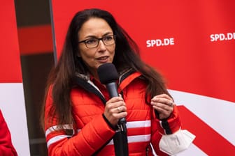 Die SPD-Politikerin Yasmin Fahimi im Bundestagswahlkampf 2021: Sie könnte die erste Frau an der Spitze des DGB werden.