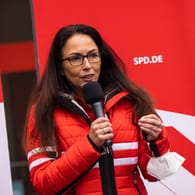 Die SPD-Politikerin Yasmin Fahimi im Bundestagswahlkampf 2021: Sie könnte die erste Frau an der Spitze des DGB werden.