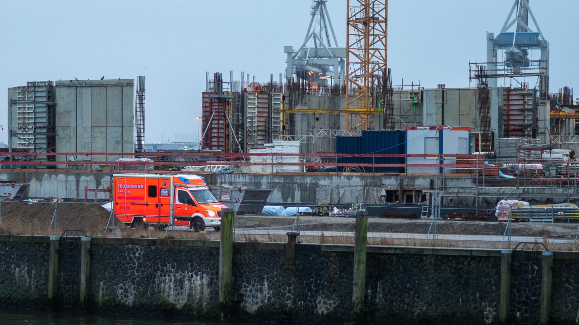 Ein Rettungswagen an der Baustelle: Auch die Mitarbeiter des Toten mussten vom Deutschen Roten Kreuz betreut werden.
