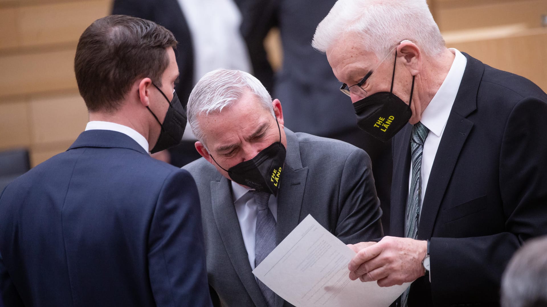 Ministerpräsident Kretschmann (r) spricht im Plenarsaal mit Innenminister Strobl (m) und CDU-Fraktionsvorsitzendem Hagel (l): Der Beschluss lässt keine Fastnachtsumzüge zu. Ministerpräsident Kretschmann (r) spricht im Plenarsaal mit Innenminister Strobl (m) und CDU-Fraktionsvorsitzendem Hagel (l): Der Beschluss lässt keine Fastnachtsumzüge zu.