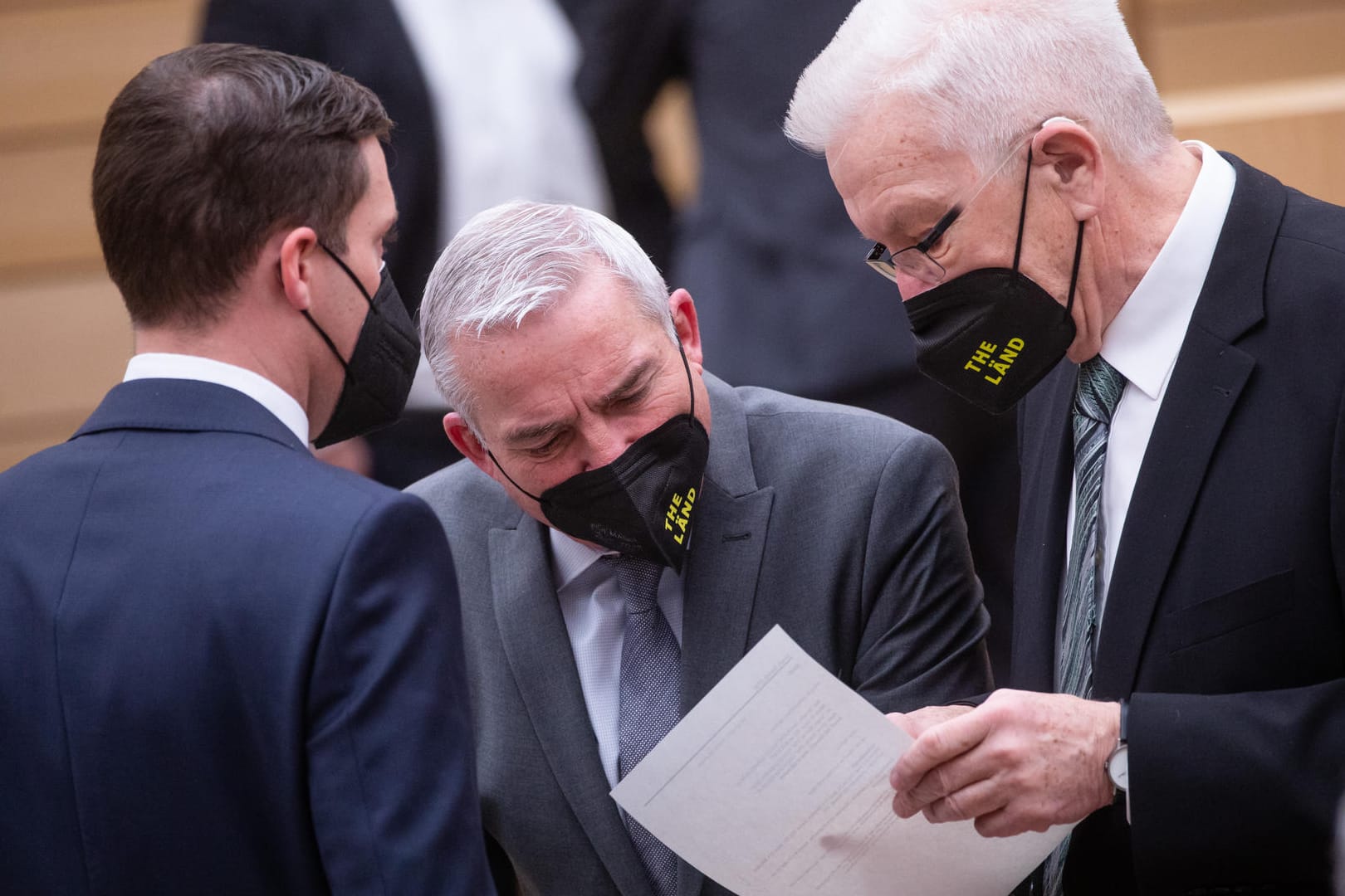 Ministerpräsident Kretschmann (r) spricht im Plenarsaal mit Innenminister Strobl (m) und CDU-Fraktionsvorsitzendem Hagel (l): Der Beschluss lässt keine Fastnachtsumzüge zu.