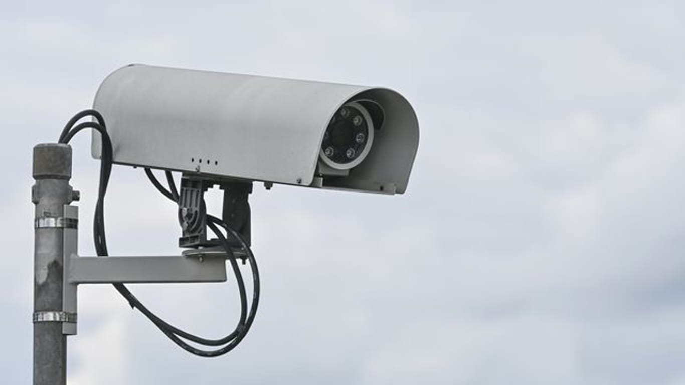 Eine Überwachungskamera: Immer mehr Unternehmen in Deutschland arbeiten mit vernetzten Systemen.