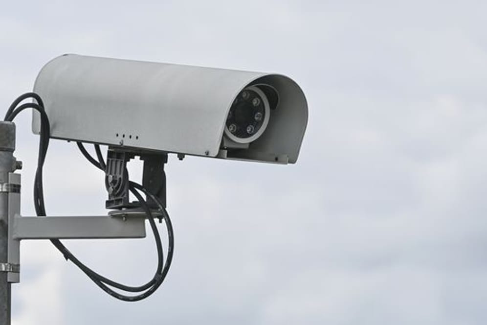 Eine Überwachungskamera: Immer mehr Unternehmen in Deutschland arbeiten mit vernetzten Systemen.