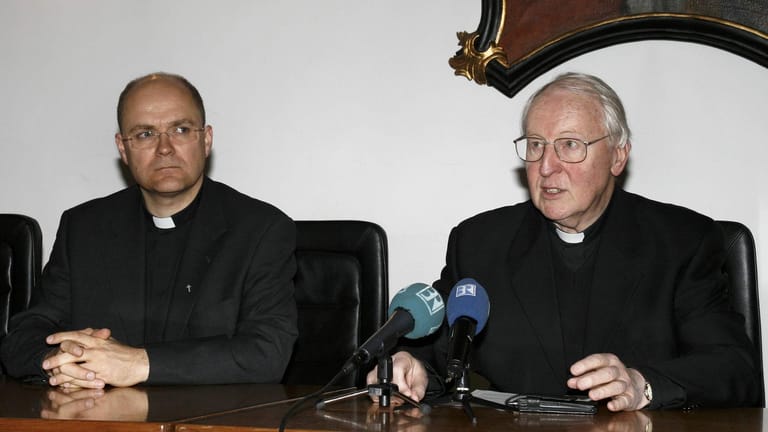 Prof. Peter Beer (l) und Kardinal Friedrich Wetter (r) bei einer Pressekonferenz (Archivbild): Beer war als Generalvikar ab 2010 der zweitmächtigste Mann im Bistum München und Freising.