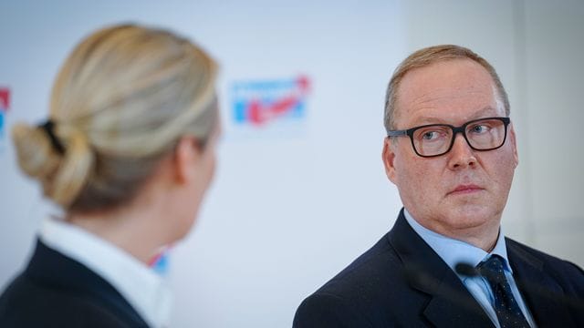 Will für die AfD ins Rennen um das Amt des Bundespräsidenten gehen - außer die CDU stellt doch noch selbst einen Kandidaten: Max Otte (neben Alice Weidel). Will für die AfD ins Rennen um das Amt des Bundespräsidenten gehen - außer die CDU stellt doch noch selbst einen Kandidaten: Max Otte (neben Alice Weidel).
