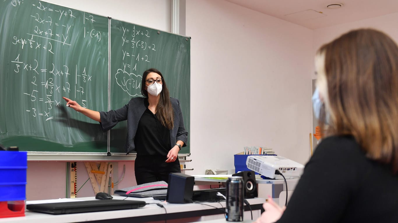 Eine Schülerin und eine Lehrerin tragen im Unterricht eine Maske (Symbolbild): Beim Homeschooling käme es laut SchülerInnenkammer häufig zu psychischen Problemen.