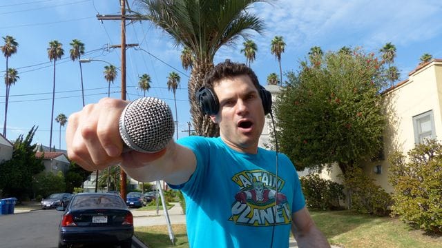 YouTuber Flula Borg mit seinem Mixpult und Mikrofon auf einer Straße in Los Angeles.