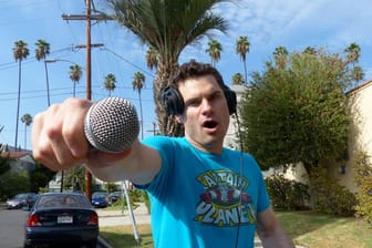 YouTuber Flula Borg mit seinem Mixpult und Mikrofon auf einer Straße in Los Angeles.