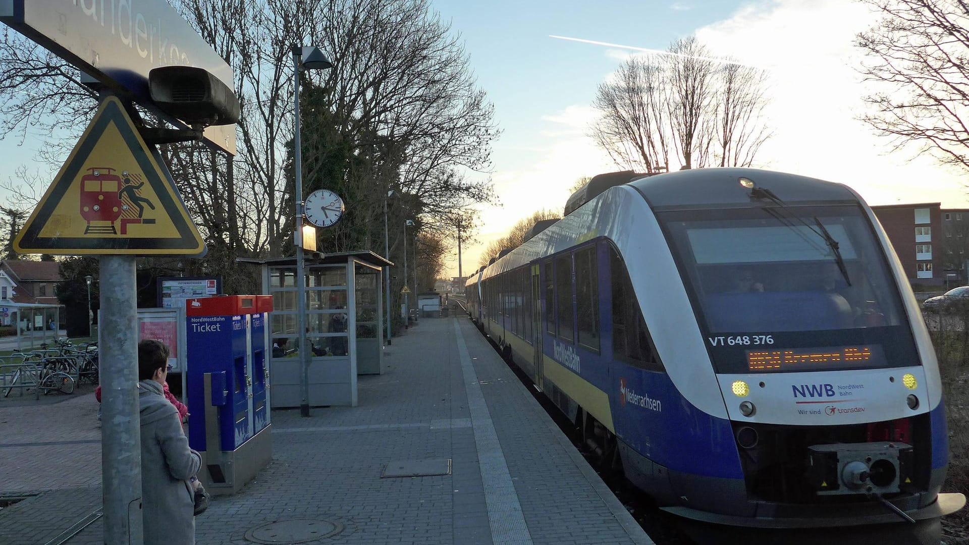 Eine Nordwestbahn am Bahnhof Ganderkesee (Archivbild): Die Polizei fahndet nach dem Angreifer.