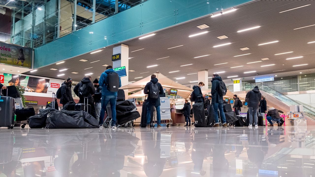 Das DHB-Team checkt am Flughafen in Bratislava ein.