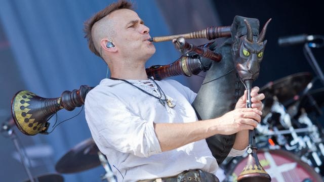 Boris Pfeiffer bei einem Auftritt im Jahr 2014 mit der Band In Extremo beim Musikfestival "Rock im Park". Boris Pfeiffer bei einem Auftritt im Jahr 2014 mit der Band In Extremo beim Musikfestival "Rock im Park".
