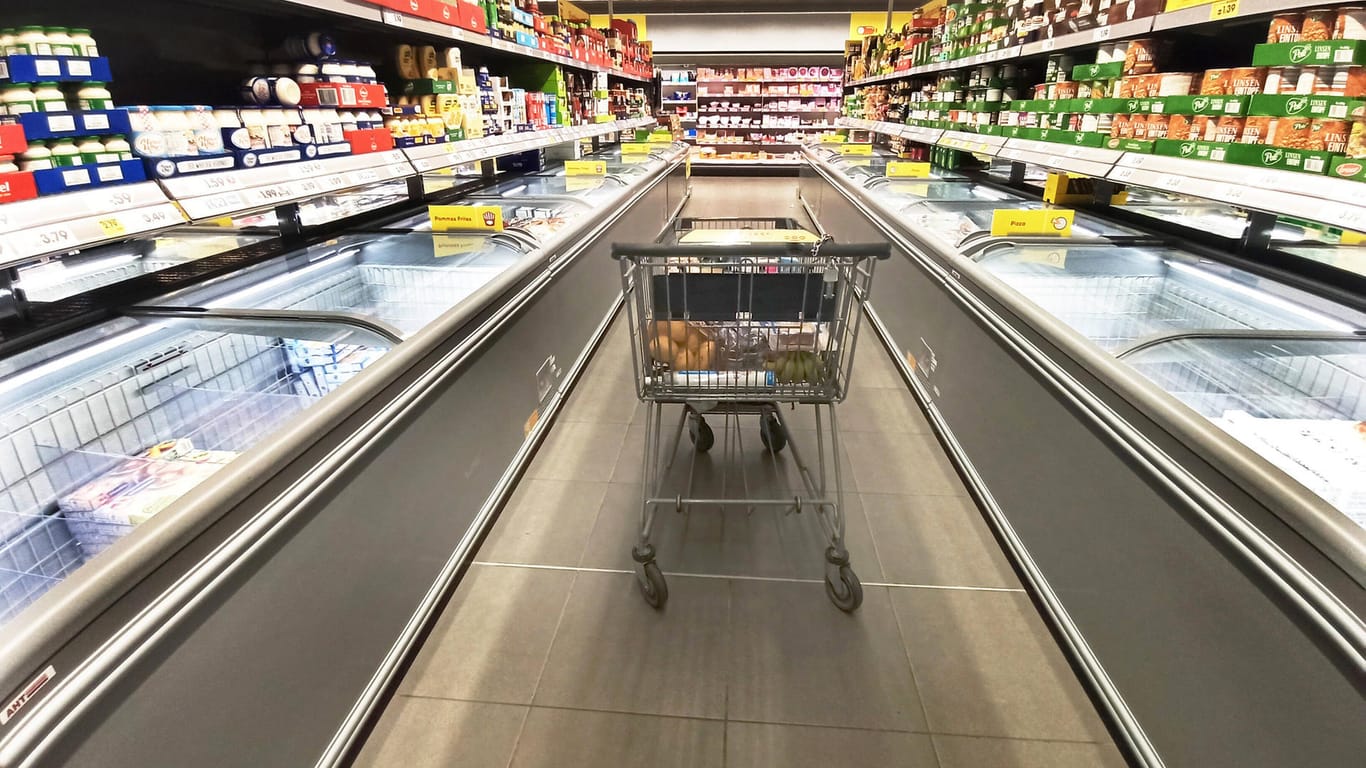 Ein Einkaufswagen im Supermarkt: Bleiben Hamsterkäufe aus, dürfte es in Deutschland keine Warenengpässe geben.