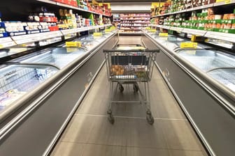 Ein Einkaufswagen im Supermarkt: Bleiben Hamsterkäufe aus, dürfte es in Deutschland keine Warenengpässe geben.