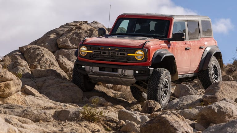 Bronco Raptor: Er wird das besonders geländefähige Topmodell der neuen Offroader-Baureihe. Schon ab März nimmt Ford die Bestellungen entgegen.