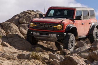 Bronco Raptor: Er wird das besonders geländefähige Topmodell der neuen Offroader-Baureihe. Schon ab März nimmt Ford die Bestellungen entgegen.