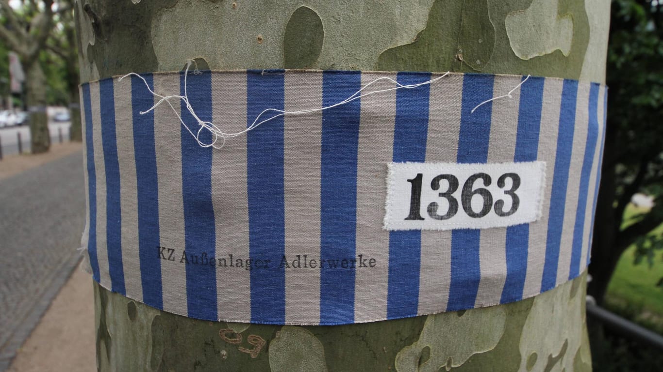 Die Nummer eines unbekannten Häftlings des KZ Außenlager Adlerwerke: Im März jährt sich die Evakuierung zum 77. Mal zum Gedenken an die Toten und Überlebenden.