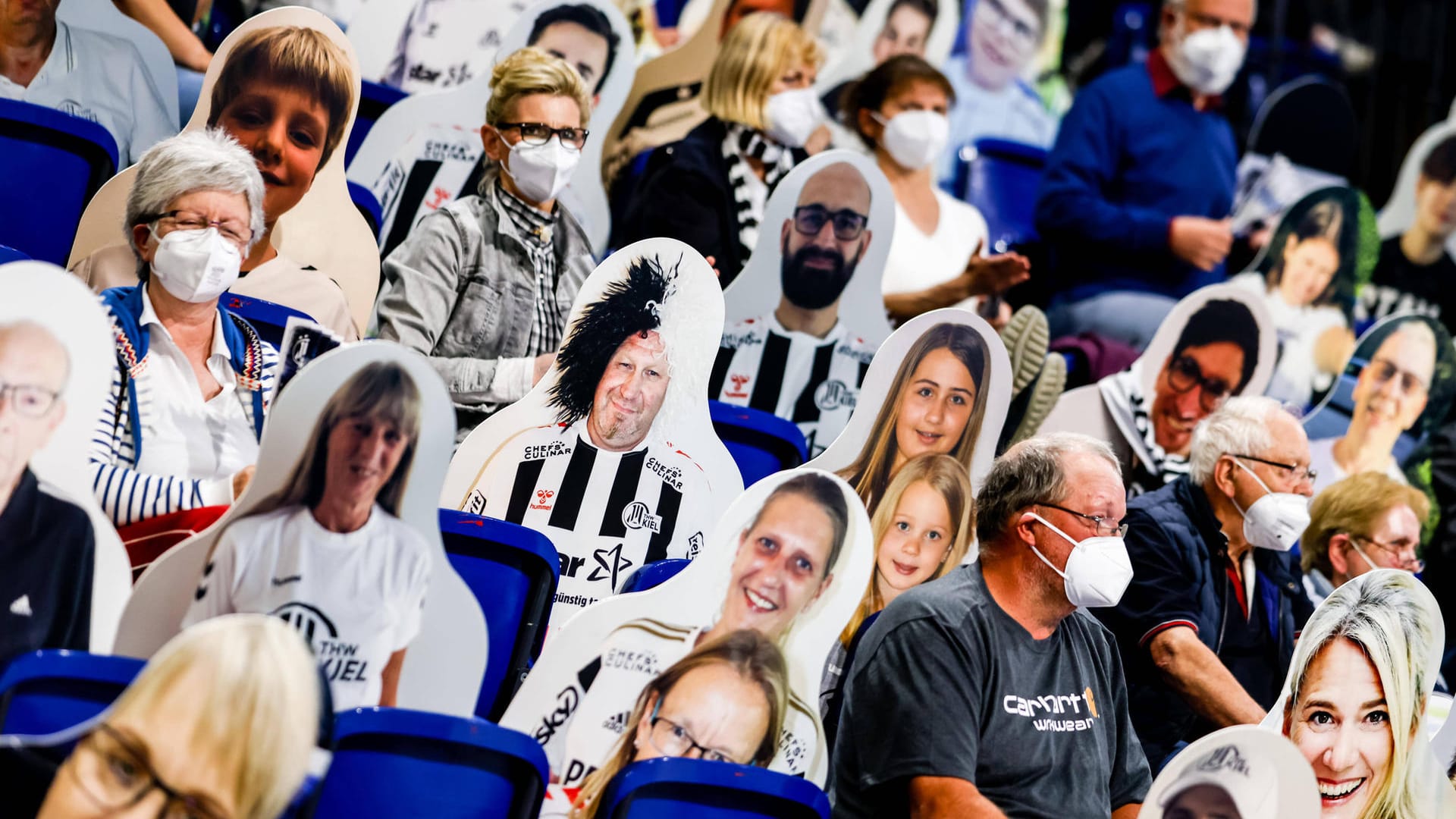 Handballspiel mit Pappaufstellern (Symbolbild): In der Corona-Krise musste sich die Veranstaltungsbranche einiges einfallen lassen.