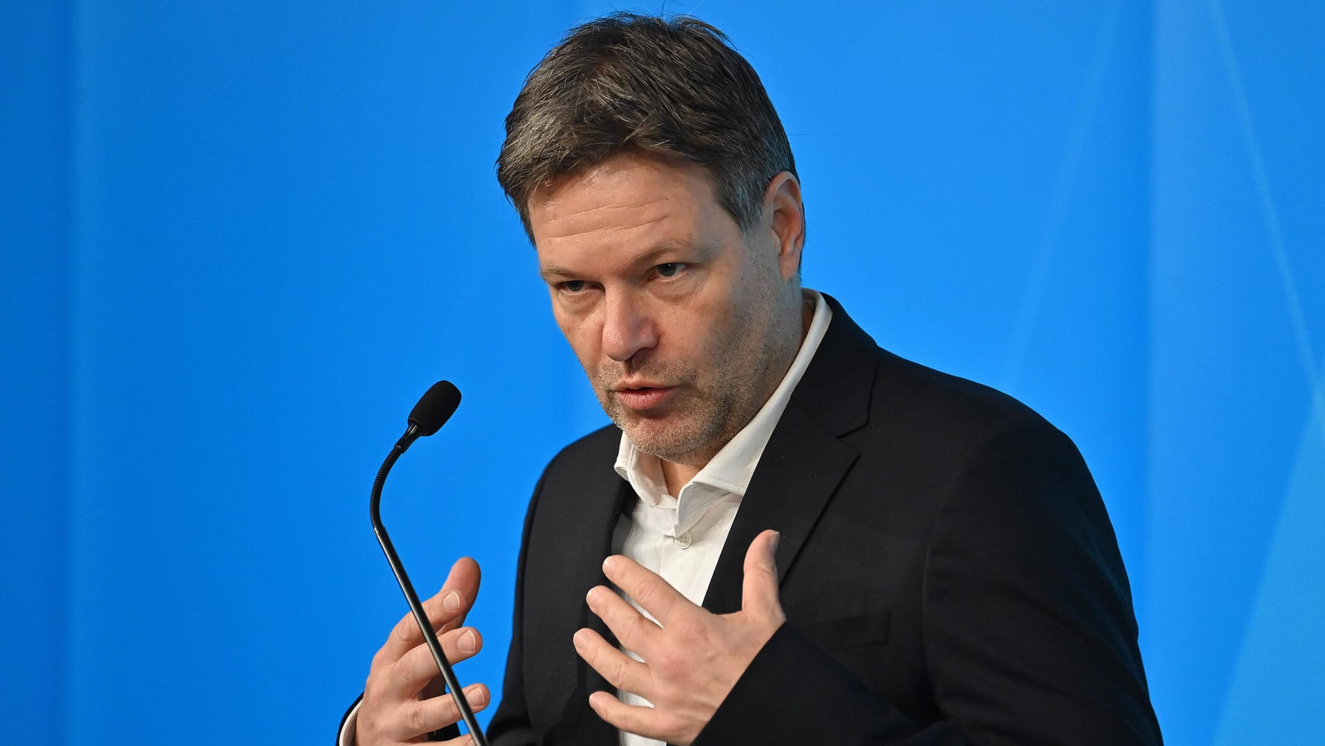 Bundeswirtschaftsminister Robert Habeck (Symbolbild): In seinem ersten Jahreswirtschaftsbericht korrigiert er die Prognosen der Vorgängerregierung nach unten. Bundeswirtschaftsminister Robert Habeck (Symbolbild): In seinem ersten Jahreswirtschaftsbericht korrigiert er die Prognosen der Vorgängerregierung nach unten.