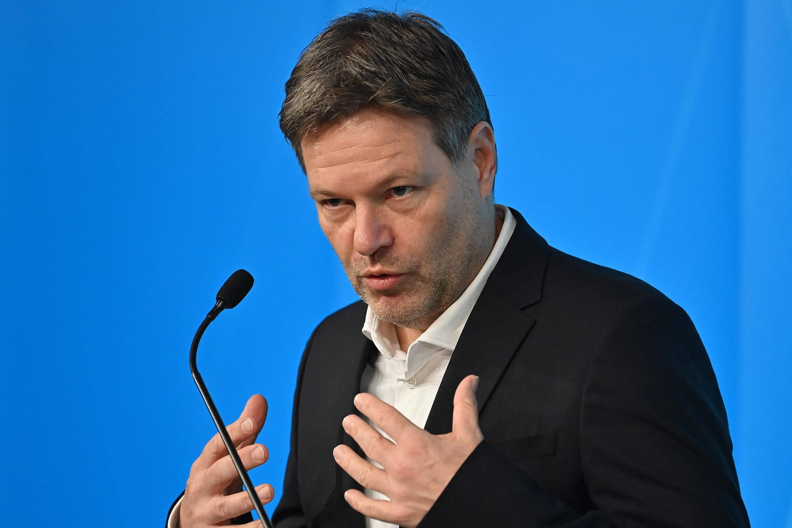 Bundeswirtschaftsminister Robert Habeck (Symbolbild): In seinem ersten Jahreswirtschaftsbericht korrigiert er die Prognosen der Vorgängerregierung nach unten. Bundeswirtschaftsminister Robert Habeck (Symbolbild): In seinem ersten Jahreswirtschaftsbericht korrigiert er die Prognosen der Vorgängerregierung nach unten.