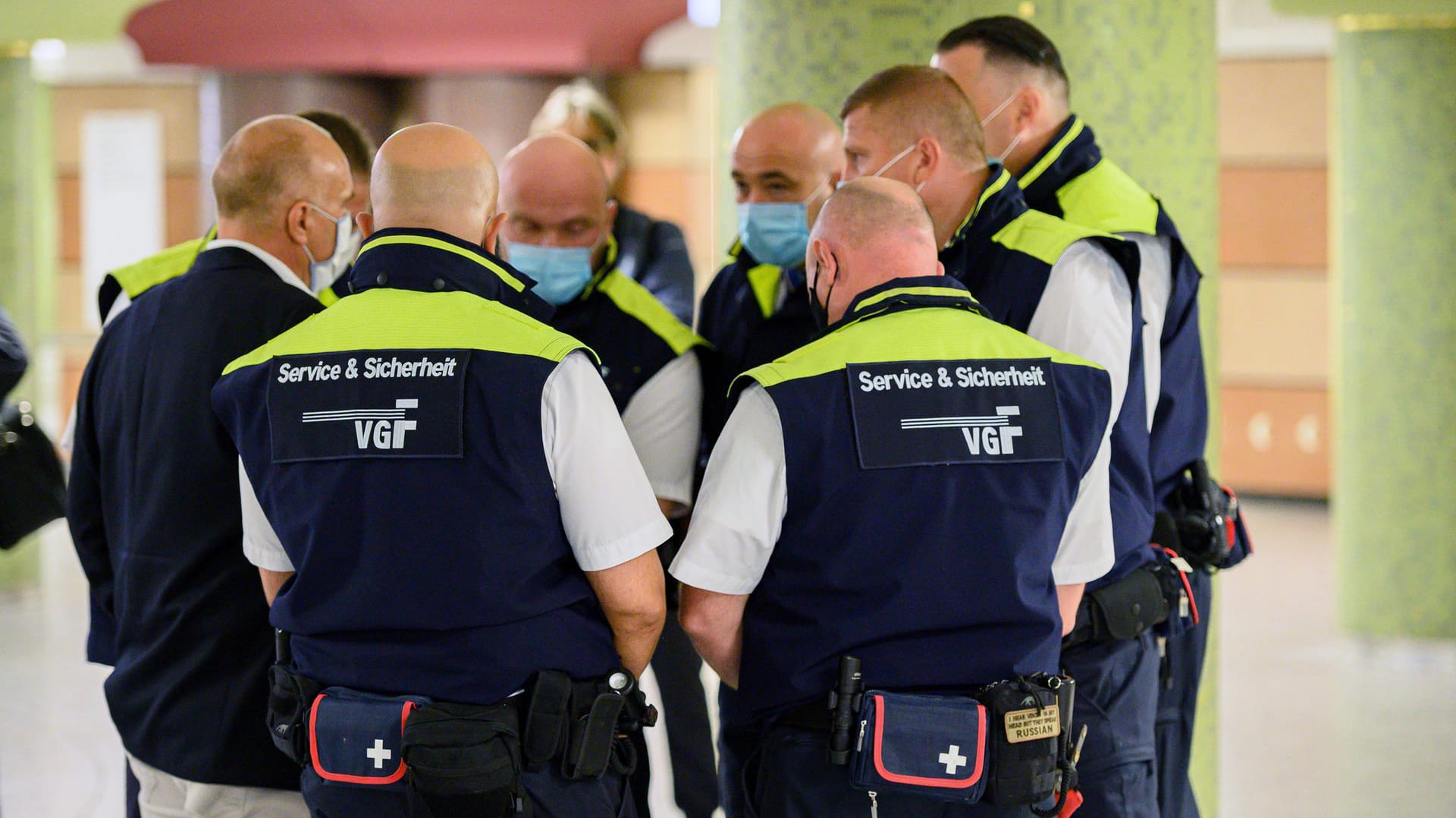 Corona-Polizei von Stadtpolizei und VGF, Frankfurt (Symbolbild): Die Sicherheitsbranche konnte ihren Umsatz 2021 steigern.