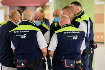 Corona-Polizei von Stadtpolizei und VGF, Frankfurt (Symbolbild): Die Sicherheitsbranche konnte ihren Umsatz 2021 steigern.
