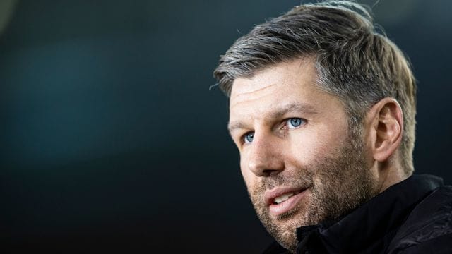 VfB-Vorstand Thomas Hitzlsperger kritisiert den Umgang der Politik mit der Zulassung von Zuschauern. VfB-Vorstand Thomas Hitzlsperger kritisiert den Umgang der Politik mit der Zulassung von Zuschauern.
