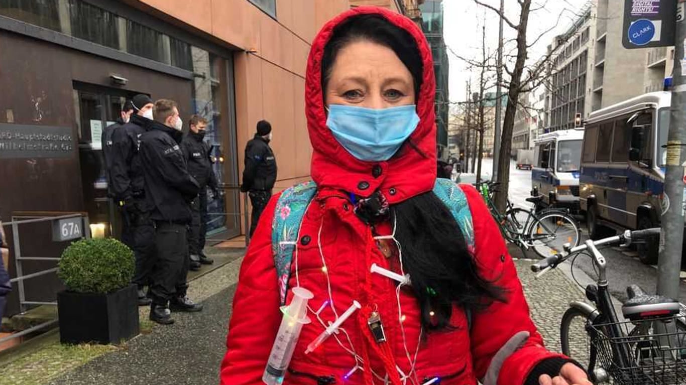 Annelie Holtkamp vor dem ARD-Hauptstadtstudio: Sie will sich nicht gegen das Coronavirus impfen lassen, auch wenn die Beschränkungen für Ungeimpfte weiter verschärft werden.