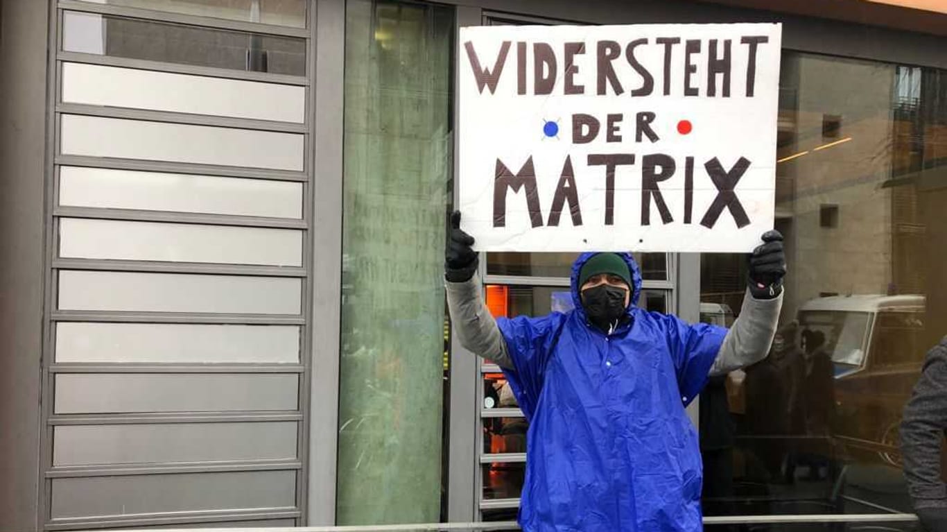 "Widersteht der Matrix" steht auf einem Plakat, das ein Demonstrationsteilnehmer hält: Die Polizei erwartete mehrere Tausend Protestler.