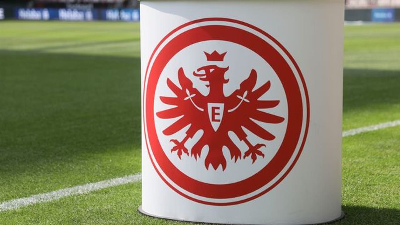 Eintracht Frankfurt verpflichtet den kroatischen Innenverteidiger Hrvoje Smolcic.