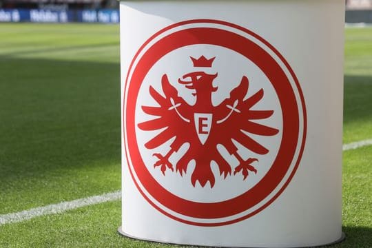 Eintracht Frankfurt verpflichtet den kroatischen Innenverteidiger Hrvoje Smolcic.