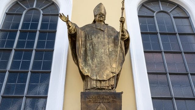 Eine Figur des emeritierten Papstes Benedikt XVI.