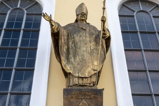 Eine Figur des emeritierten Papstes Benedikt XVI.